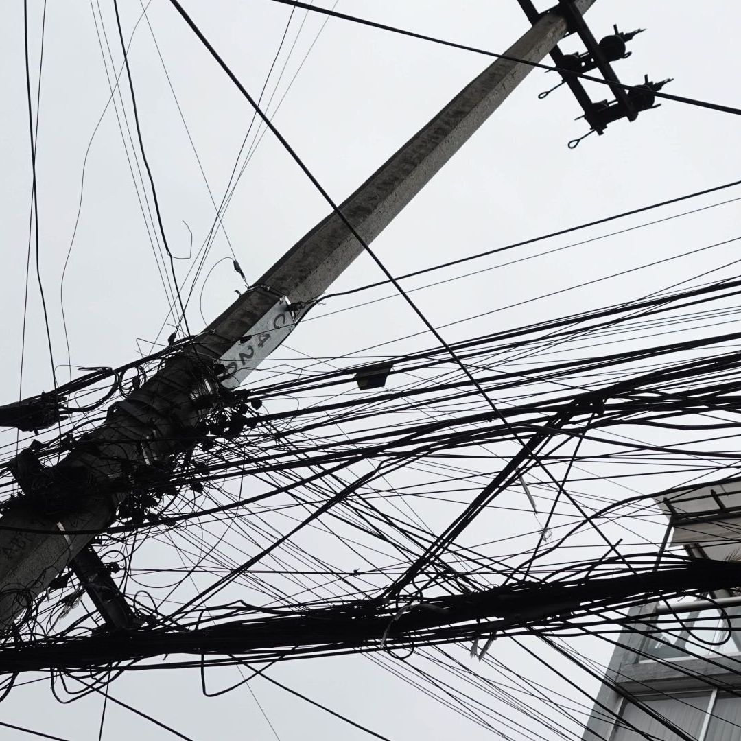 Acumulación de cables en un poste en la Ciudad de México.